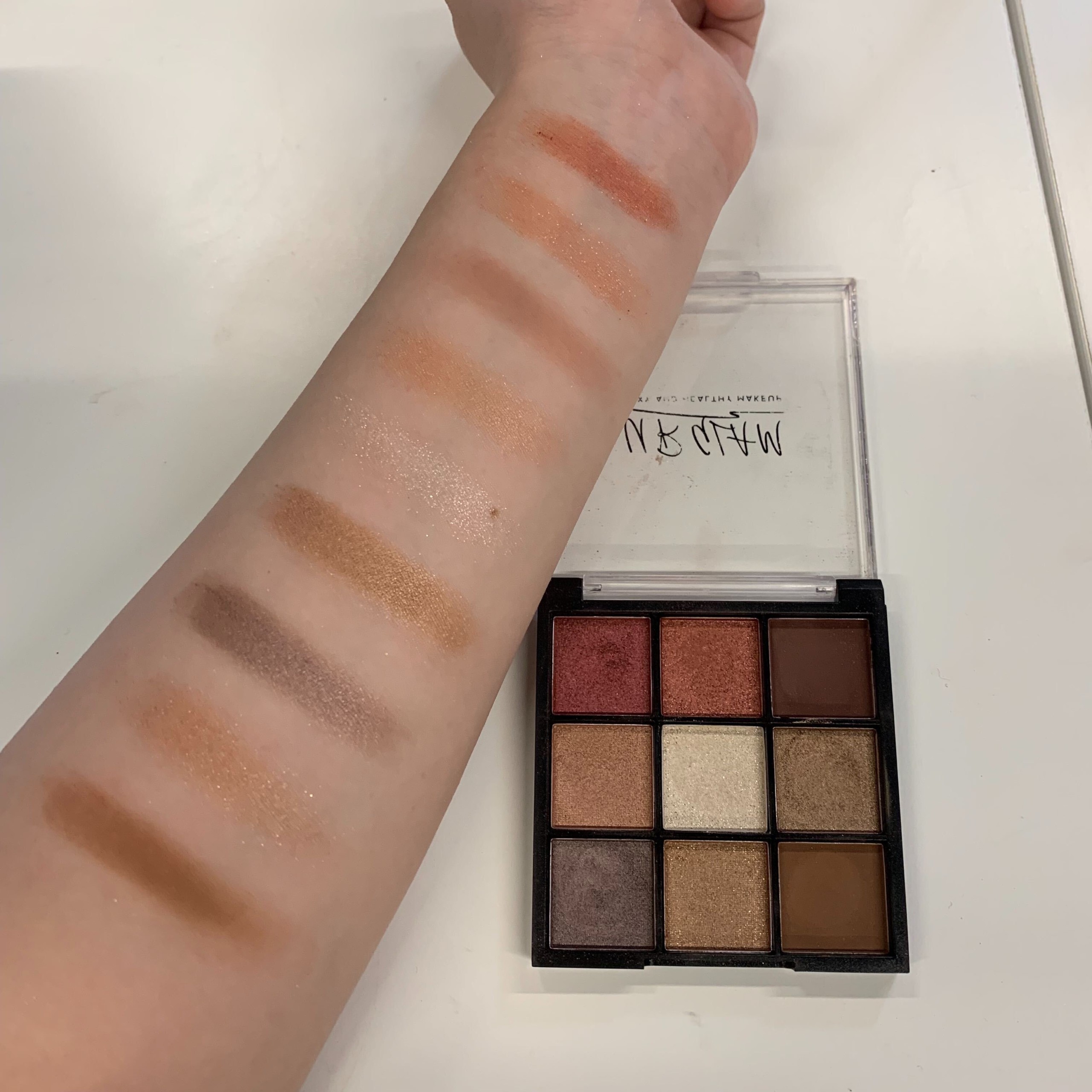 URGRAM アイシャドウ 色